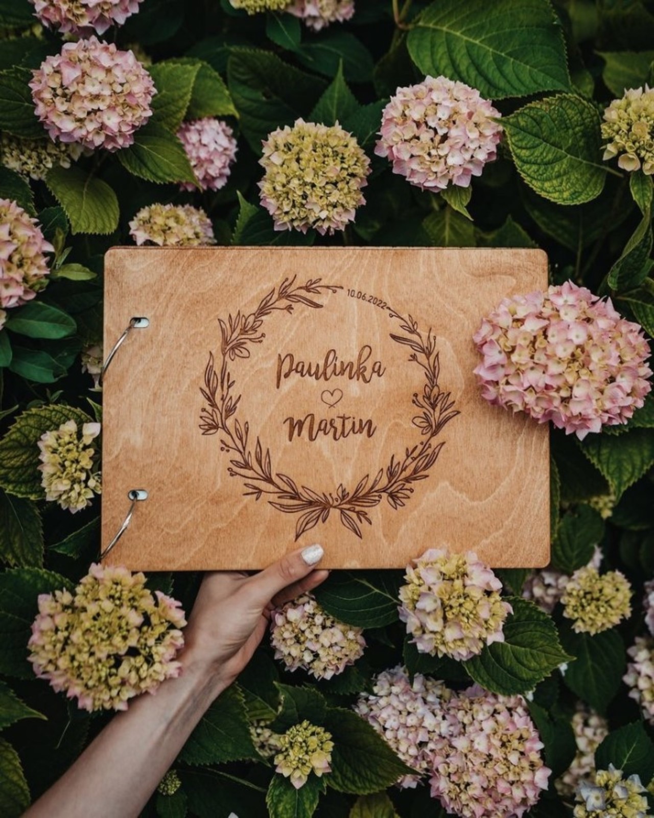 svadobny fotoalbum s drevenymi doskami