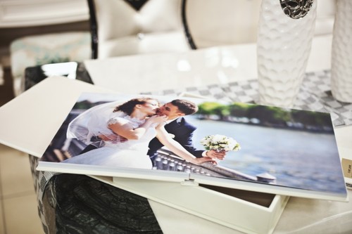 Fotografie ako večná spomienka: Tipy na originálne svadobné fotoalbumy