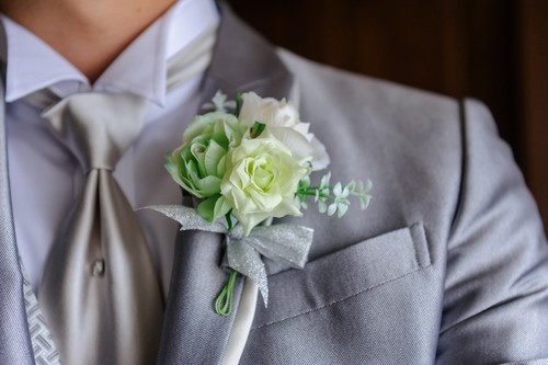 Výber svadobného obleku: Tipy, ako si vybrať správny oblek aj ako sa zladiť s nevestou (I. časť)