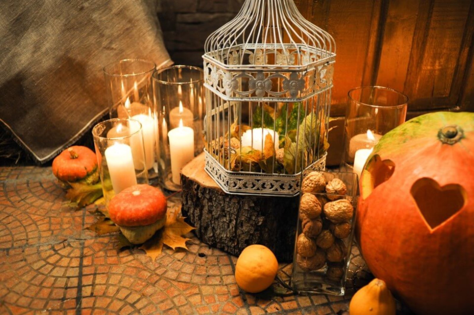 Jesenná svadobná výzdoba s tekvicami a sviečkami