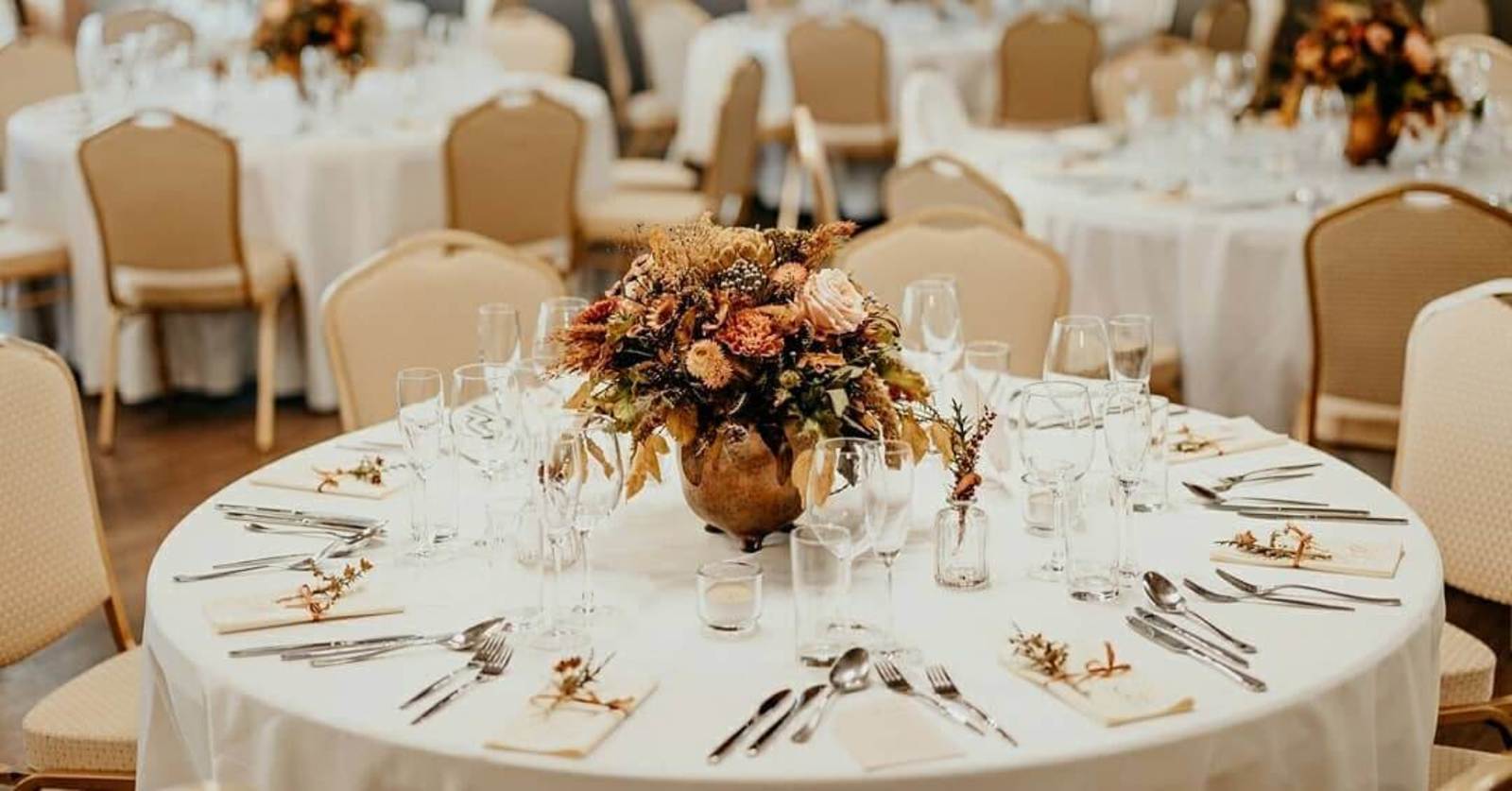 jednoducha vyzdoba svadobneho stola z kvetov