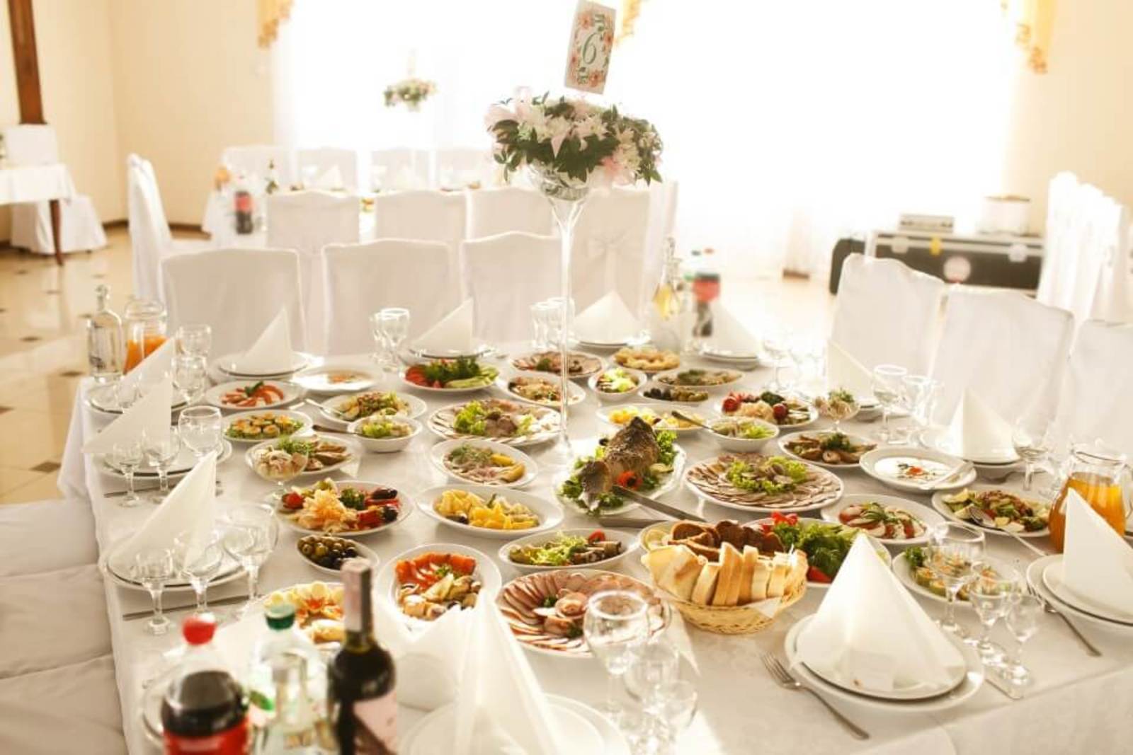 svadobny stol s jedlom