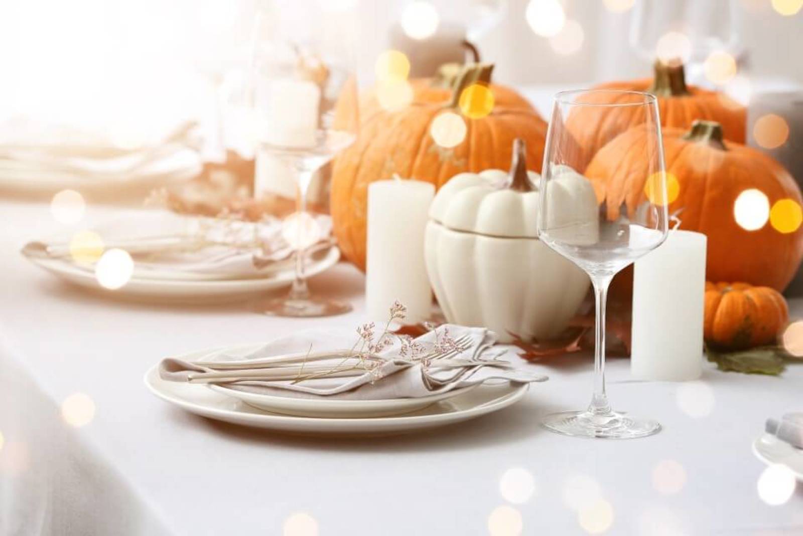 Jednoduchá jesenná dekorácia z tekvíc na stôl