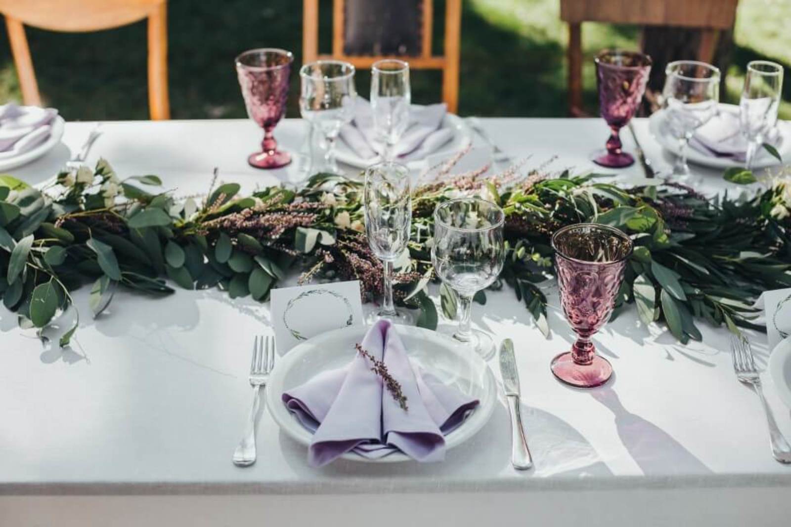 Jednoduchá svadobná výzdoba stola s farebnými pohármi