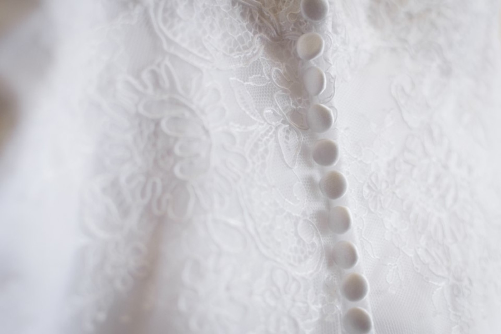 detail na gombikove zapinanie svadobnych siat
