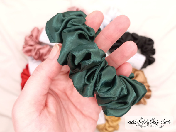  Saténová gumička - CLASSIC - zelená tmavá