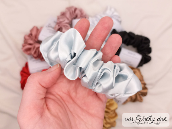  Saténová gumička - CLASSIC - modrá pastelová