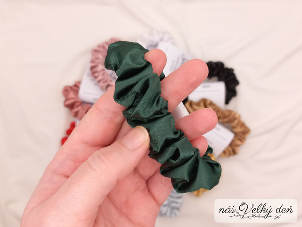 Saténová gumička - MINI - zelená tmavá