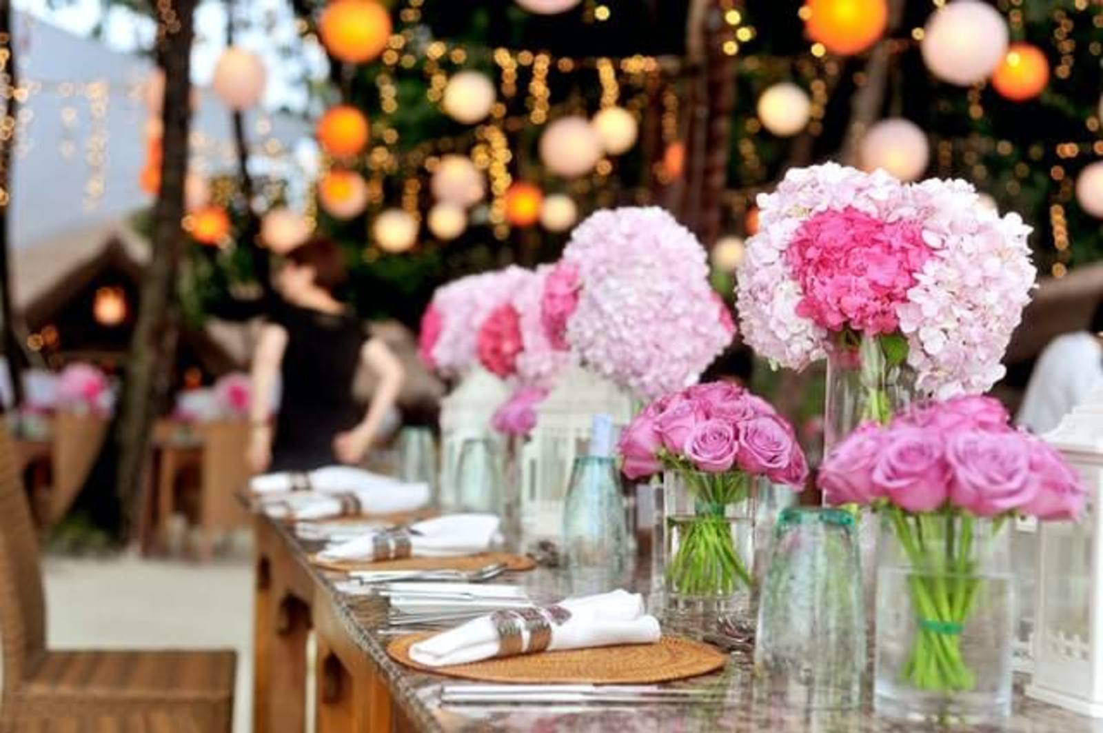 Výzdoba z ružových hortenzií na slávnostnom stole
