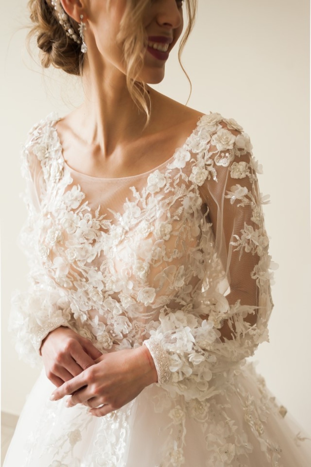 svadobné šaty s dlhým rukávom a kvetovou aplikáciou