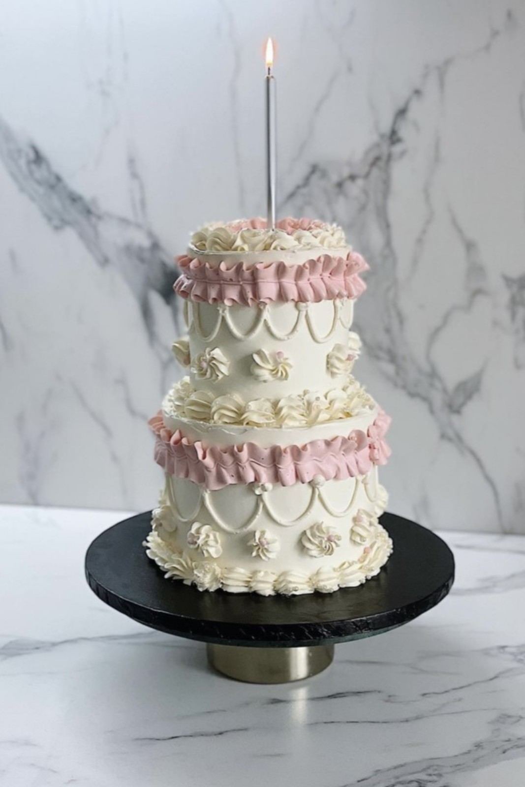 biela svadobná torta zdobená farebným krémom